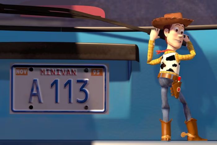 Escena de Toy Story que muestra la curiosa matr&iacute;cula del coche de la madre de Andy, con el n&uacute;mero A113, referencia al n&uacute;mero de una clase del Institute of the Arts de California, donde estudiaron los creadores de la saga